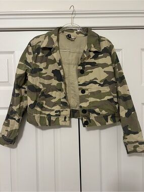 H&M Cropped Camouflage Button-Front Jacket - Green/Tan in size Small